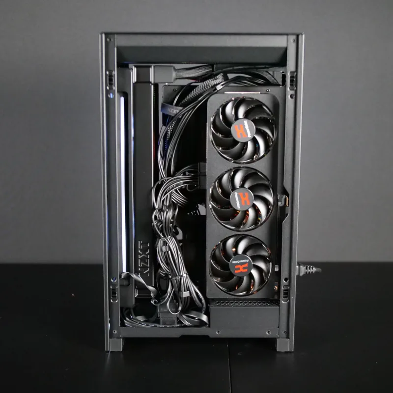 Innenraum des NZXT H2 von hinten mit Grafikkarte und Kabelführung