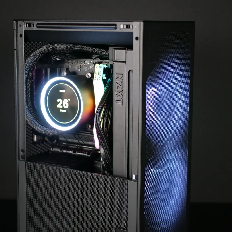 NZXT H2 in Schwarz, schräge Innenansicht mit Kühlung und Lüftern
