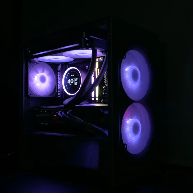 NZXT H3 Flow in Schwarz, beleuchteter Beispielaufbau von vorn links, zwei Frontlüfter leuchten violett