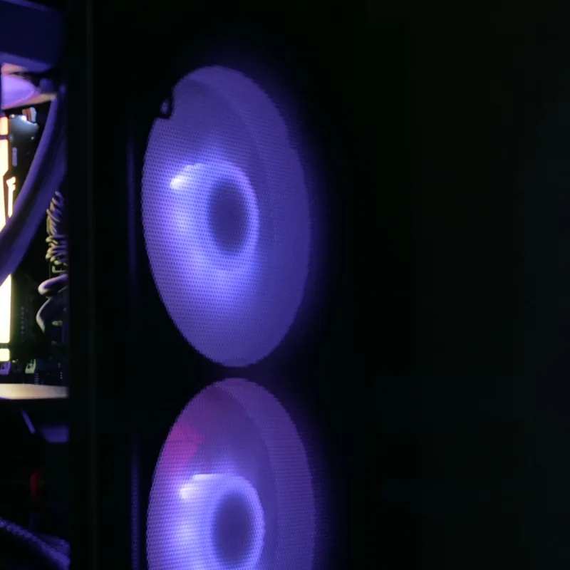 NZXT H3 Flow in Schwarz, zwei violett leuchtende Lüfter hinter der Mesh-Front