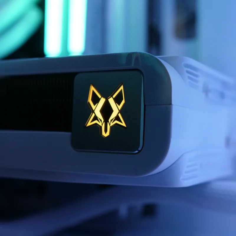 NZXT H3 Flow in Weiß, Nahaufnahme der weißen Grafikkarte mit beleuchtetem Logo