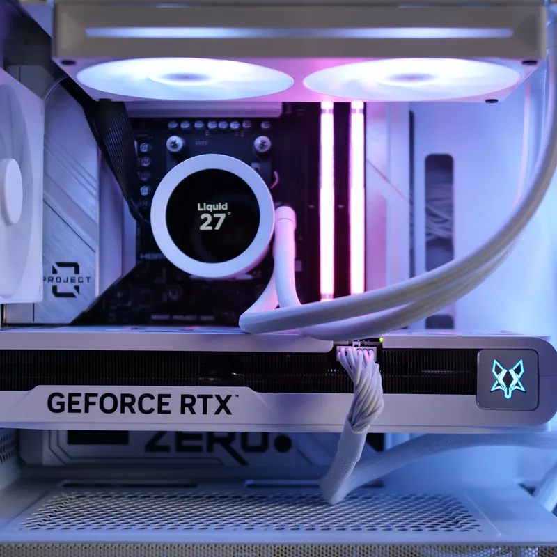 NZXT H3 Flow in Weiß, beleuchteter Innenraum von der Seite mit Wasserkühlung, Mainboard und Grafikkarte