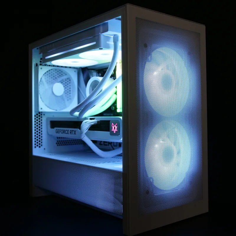 NZXT H3 Flow in Weiß, Mesh-Front mit zwei beleuchteten Lüftern, dahinter der Innenraum