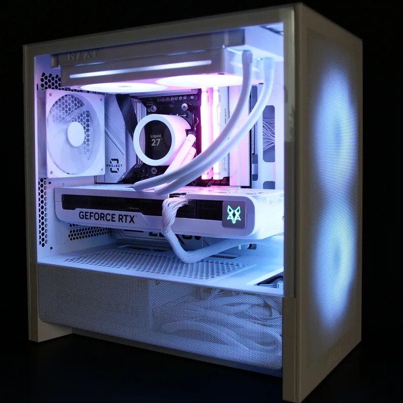 NZXT H3 Flow in Weiß, beleuchteter Beispielaufbau schräg von vorn mit Blick durch die Glasseite