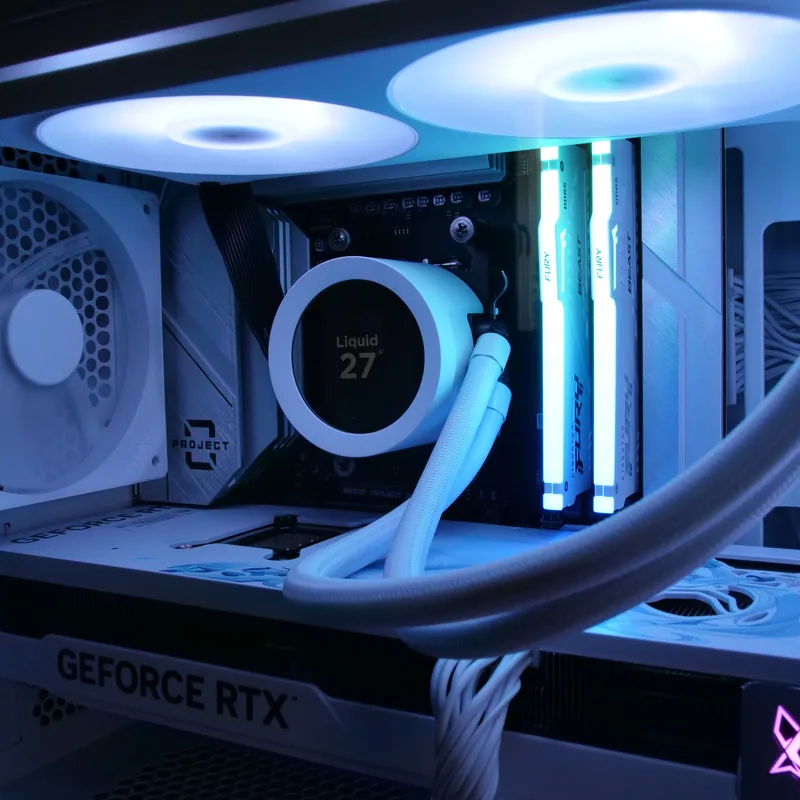 NZXT H3 Flow in Weiß, Kraken-Wasserkühlung mit Display, Arbeitsspeicher und Grafikkarte im Detail