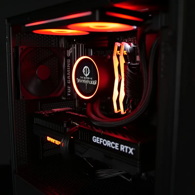 NZXT H5 in Schwarz, orange beleuchteter Beispielaufbau von vorn links mit Kraken-Wasserkühlung und GeForce-RTX-Grafikkarte