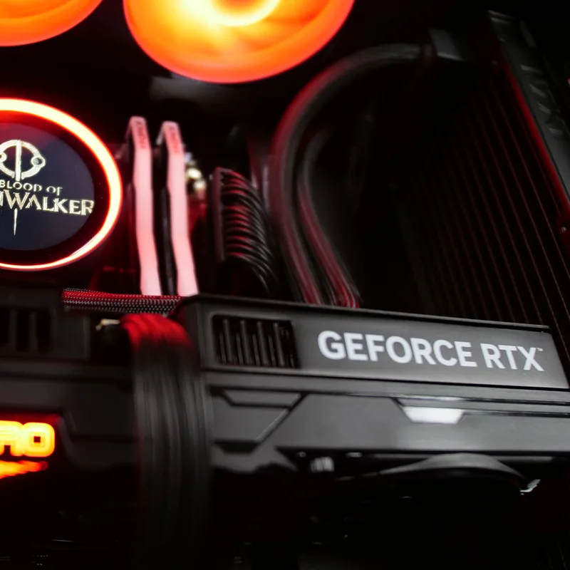 NZXT H5 Flow RGB in Schwarz, GeForce-RTX-Grafikkarte unter der Kraken-Wasserkühlung