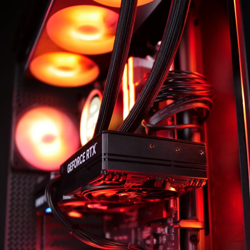 NZXT H6 Flow in Schwarz, Lüfter an Seite und Boden, Grafikkarte von schräg oben