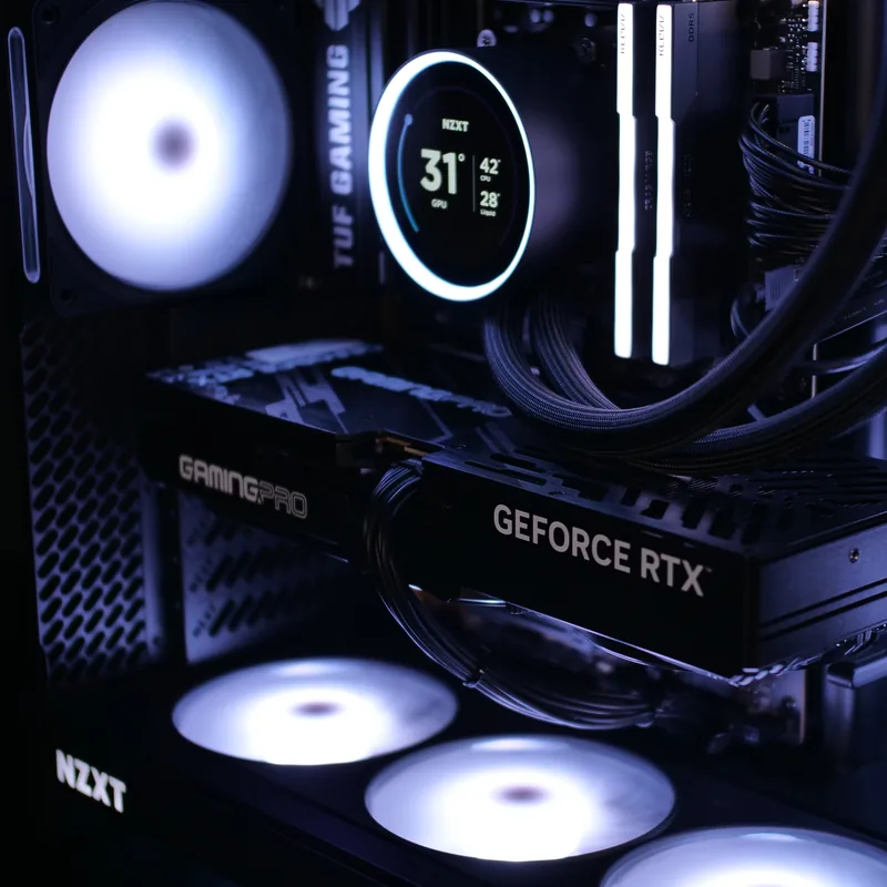 NZXT H6 Flow in Schwarz, weiß beleuchteter Innenraum mit Kraken-Display und GeForce-RTX-Grafikkarte
