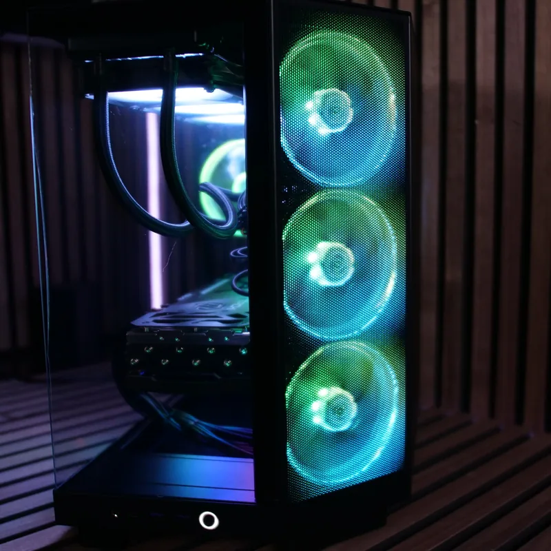 NZXT H6 Flow in Schwarz, Frontecke mit drei farbig leuchtenden Lüftern