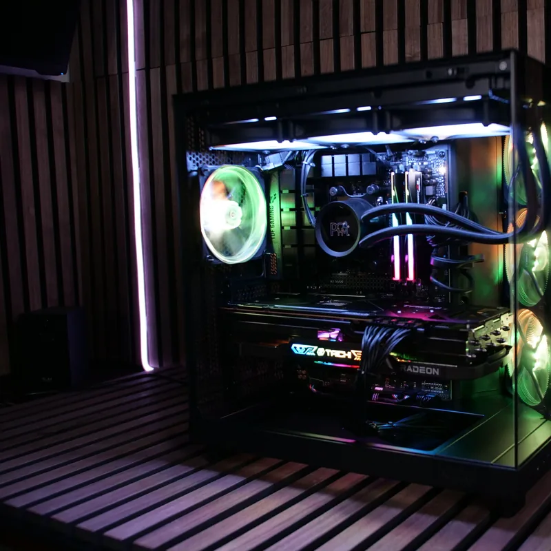 NZXT H6 Flow in Schwarz, farbig beleuchteter Beispielaufbau im Studio von vorn links