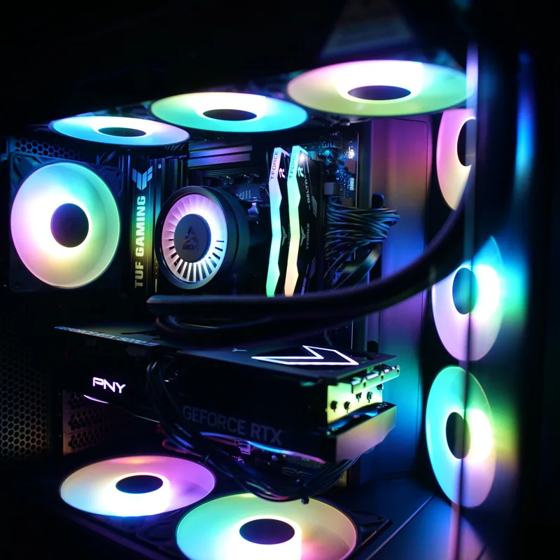 NZXT H6 Flow in Schwarz, GeForce-RTX-Grafikkarte, ARCTIC-Wasserkühlung und farbig leuchtende Lüfter