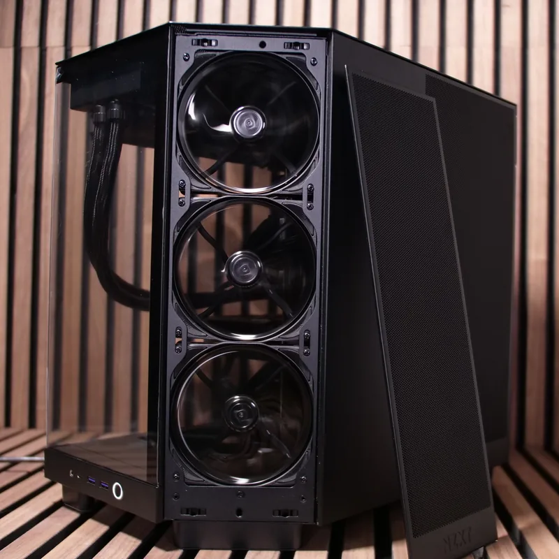 NZXT H6 Flow in Schwarz, Frontecke mit drei schräg angeordneten Lüftern, unbeleuchtet