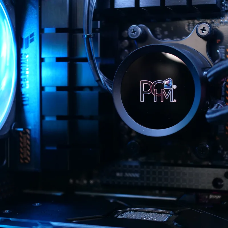 NZXT H6 Flow in Schwarz, Pumpe der Wasserkühlung mit PCHM-Logo im Display, blau beleuchtet