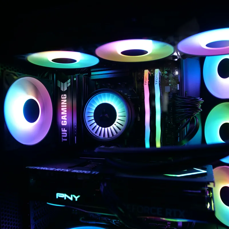 NZXT H6 Flow in Schwarz, beleuchteter Arbeitsspeicher, Pumpe der ARCTIC-Wasserkühlung und leuchtende Lüfter in Nahaufnahme