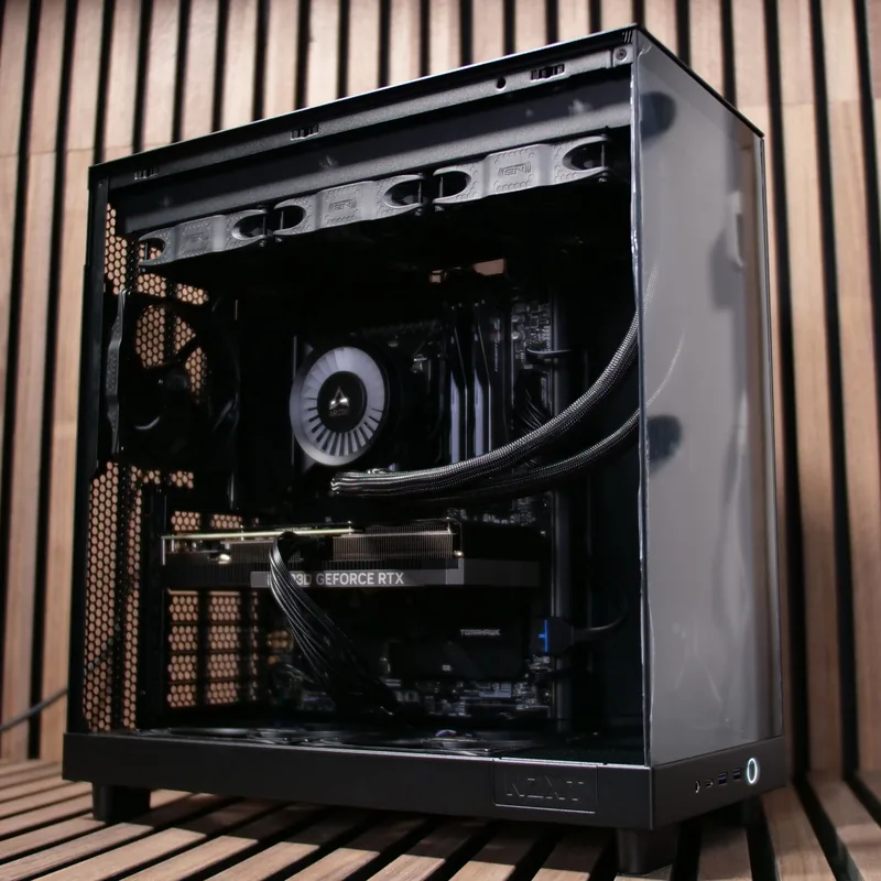 NZXT H6 Flow in Schwarz, Blick durch die Glasseite auf Wasserkühlung und GeForce-RTX-Grafikkarte, unbeleuchtet