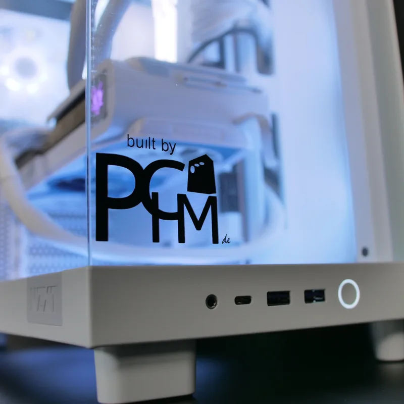 NZXT H6 Flow in Weiß, Front mit Anschlüssen und Aufkleber „built by PCHM“, Innenraum beleuchtet