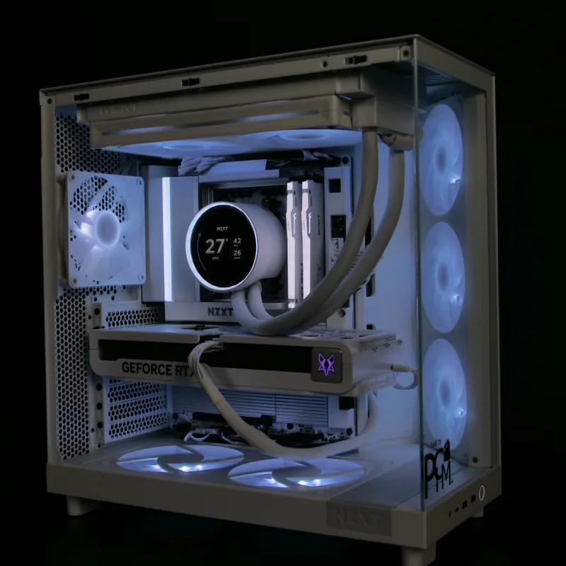 NZXT H6 Flow in Weiß, beleuchteter Beispielaufbau von vorn links mit Kraken-Display und Aufkleber „built by PCHM“