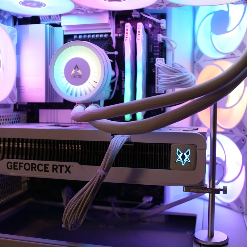 NZXT H6 Flow in Weiß, weiße GeForce-RTX-Grafikkarte und Wasserkühlung, farbig beleuchtet