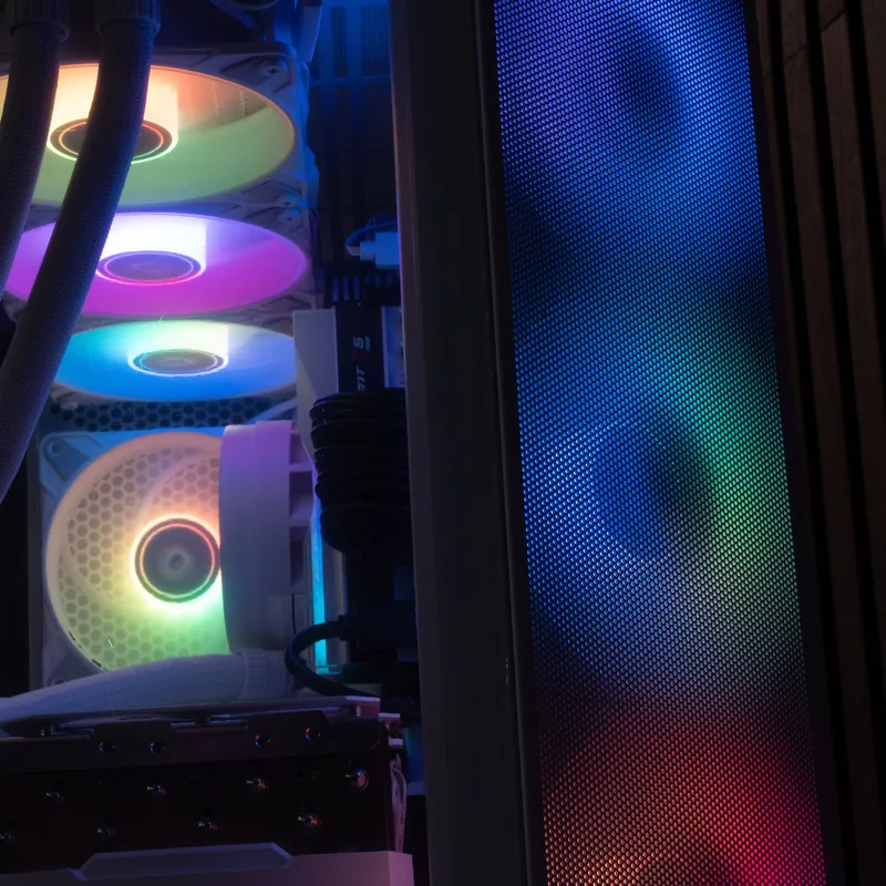 NZXT H6 Flow in Weiß, drei schräg angeordnete Frontlüfter mit Beleuchtung und Schläuche der Wasserkühlung