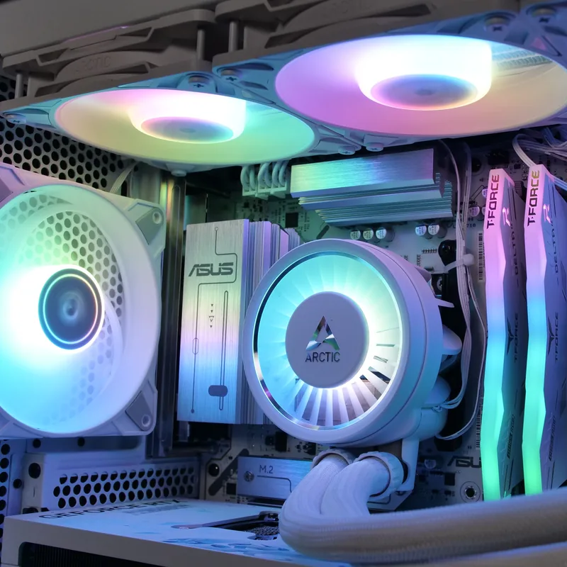 NZXT H6 Flow in Weiß, Wasserkühlung und RGB-Arbeitsspeicher, farbig beleuchtet