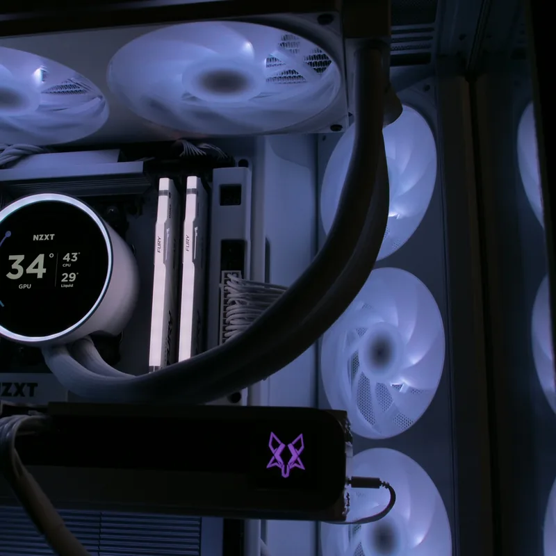 NZXT H6 Flow in Weiß, schräger Blick in den beleuchteten Innenraum mit Kraken-Wasserkühlung, Grafikkarte und Lüftern
