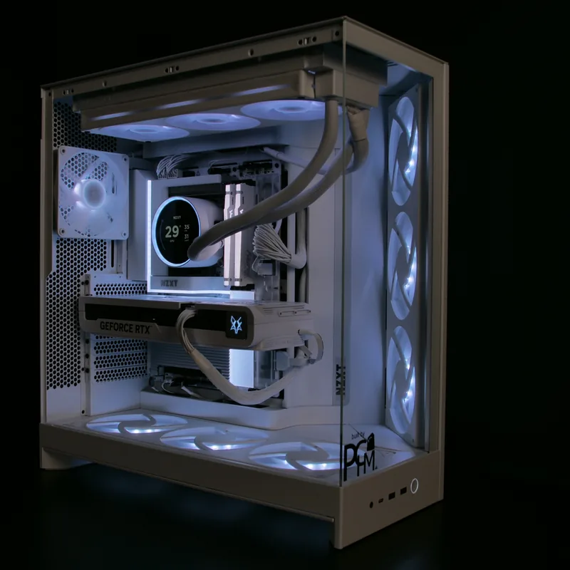 NZXT H9 Flow in Weiß, beleuchteter Beispielaufbau von vorn links mit Kraken-Display und Aufkleber „built by PCHM“