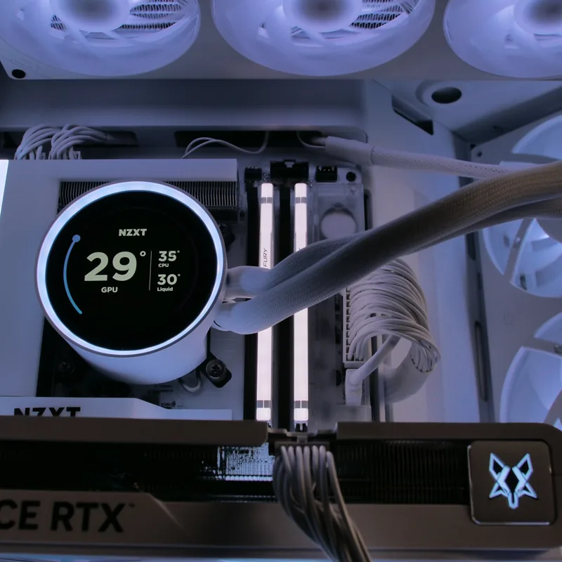 NZXT H9 Flow in Weiß, weiße GeForce-RTX-Grafikkarte unter der Kraken-Wasserkühlung, Lüfter beleuchtet