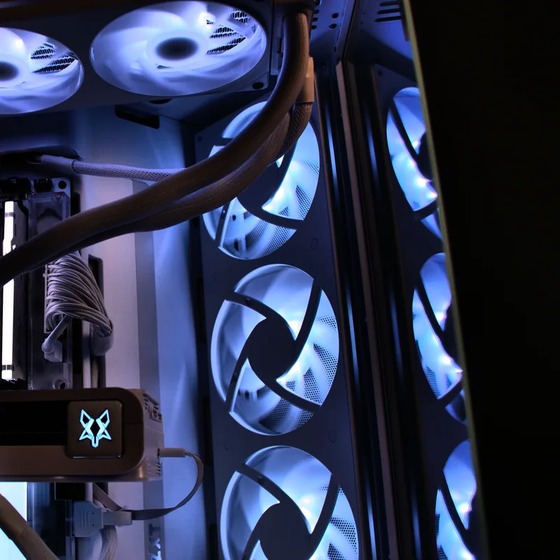 Blau beleuchtete Lüfter in einem weißen NZXT H9 von PCHM