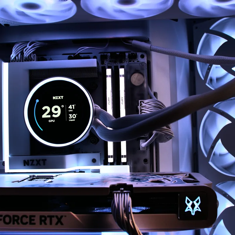 NZXT H9 Flow in Weiß, Kraken-Display, Arbeitsspeicher und Grafikkarte im beleuchteten Innenraum