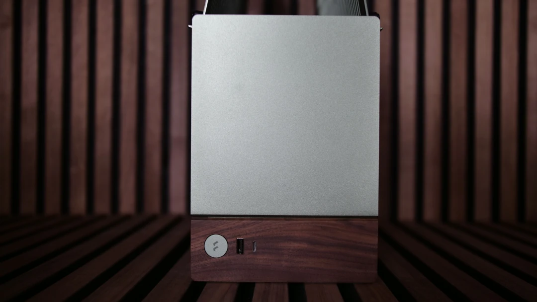 Mini-PC von PCHM im Fractal Design Terra mit Echtholz-Sockel
