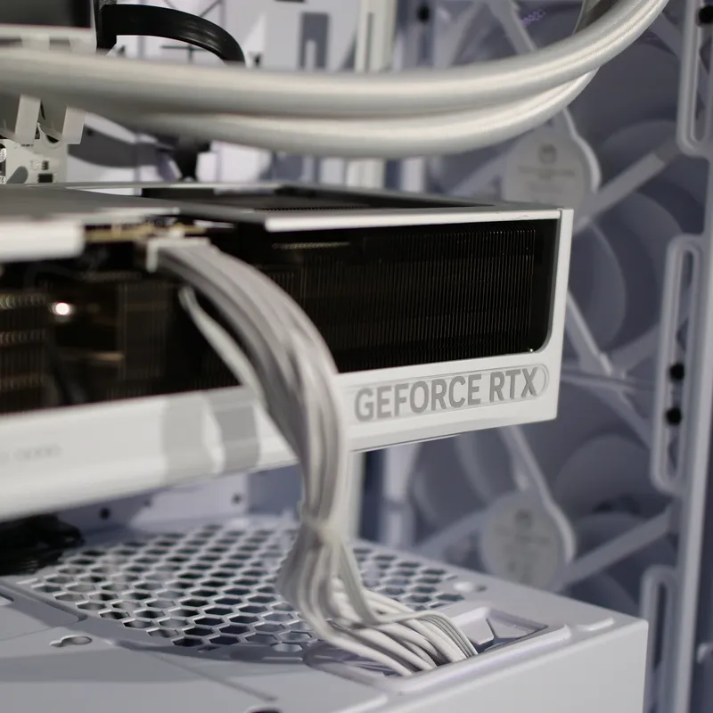 Weiße GeForce RTX 5070 Ti mit weißen Stromkabeln
