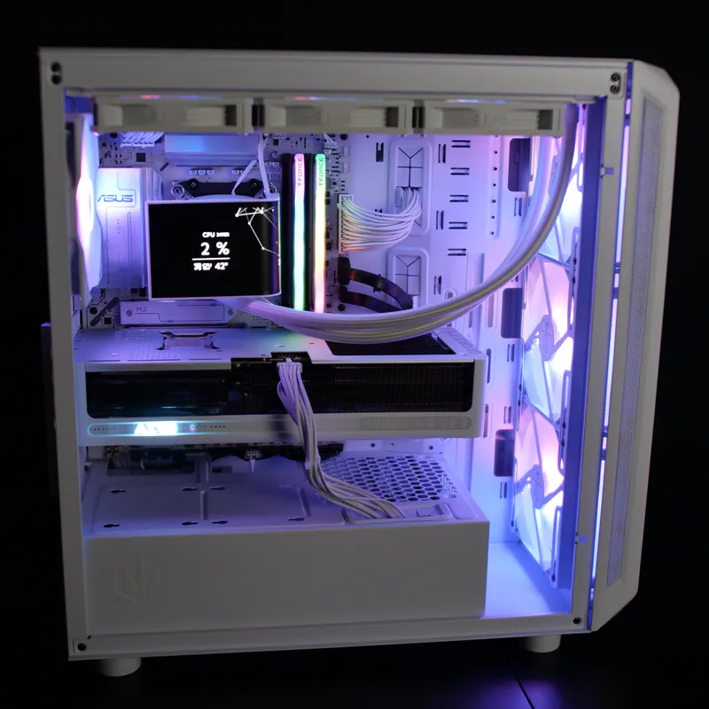 Blick in das geöffnete Endorfy ARX 700 White