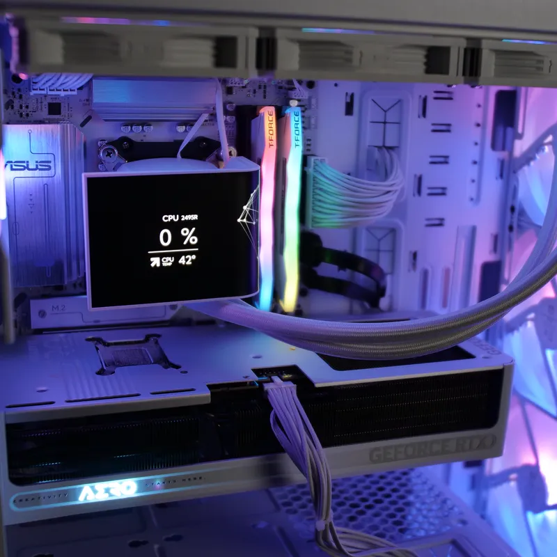ASUS-Mainboard, Krux-Pumpe und Grafikkarte im ARX 700 White