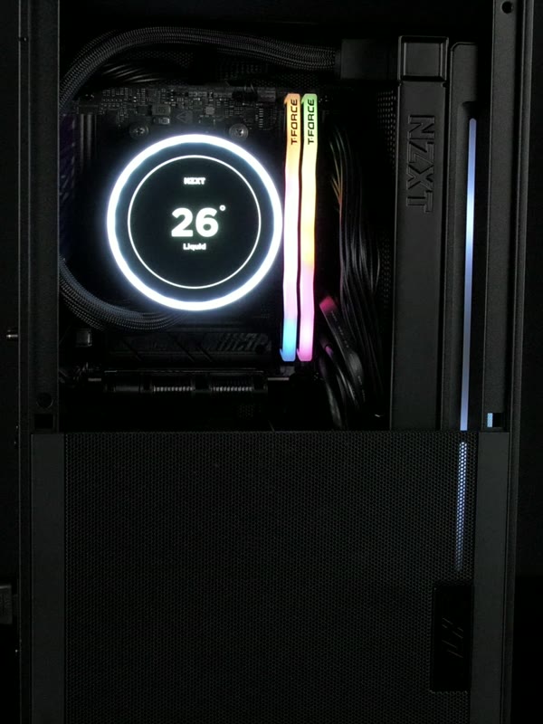 Express-PC mit NZXT Kraken Display und RGB-Arbeitsspeicher