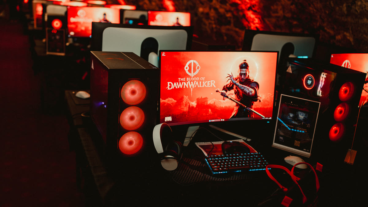 Reihe von Dawnwalker-Systemen mit Monitoren auf der Gamescom