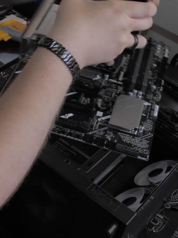 Montage eines Mainboards in der PCHM-Werkstatt