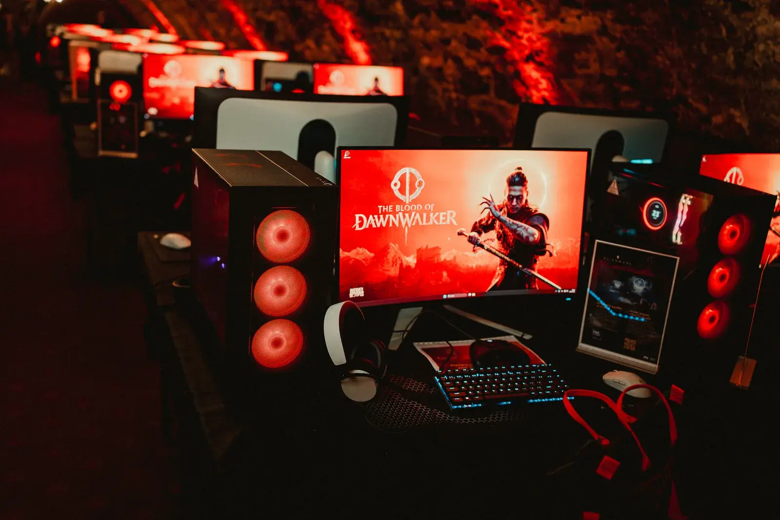 Spielstation mit NZXT H5 Dawnwalker Edition auf der Gamescom