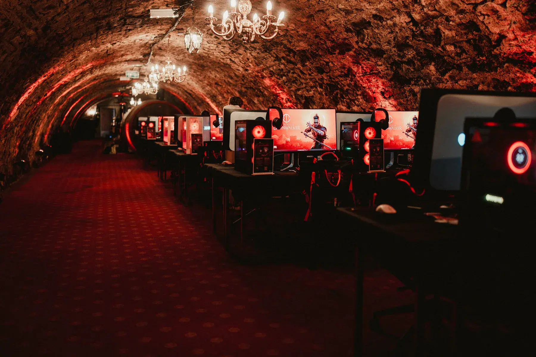 Gewölbe des Bandai Namco Stands mit Dawnwalker-Spielstationen