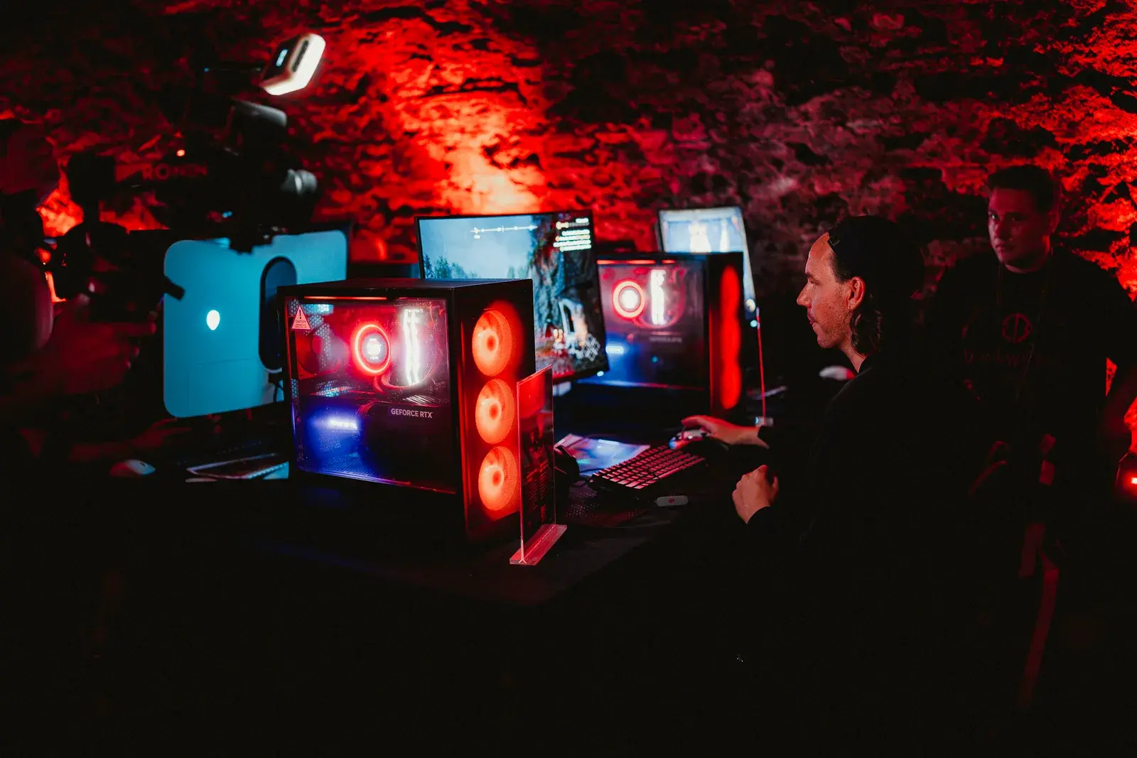 Besucher spielen The Blood of Dawnwalker auf PCHM-Systemen