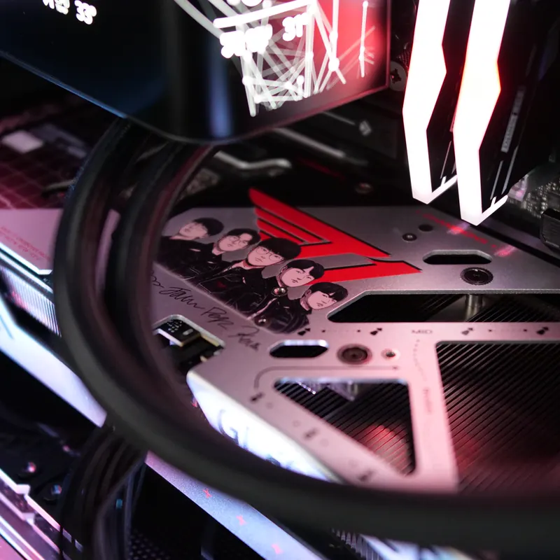 Backplate der ASUS T1 GeForce RTX 5070 mit T1-Logo und Spielerporträts